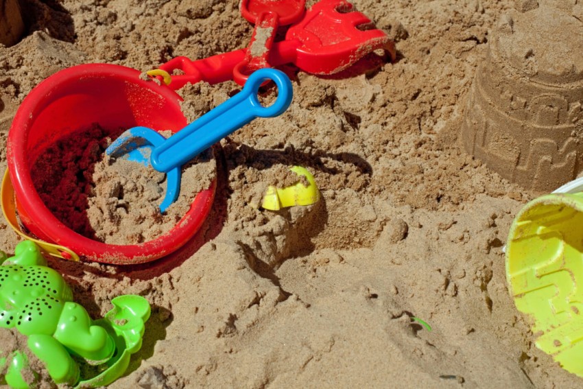 Der Sandkasten mit Dach in der Übersicht