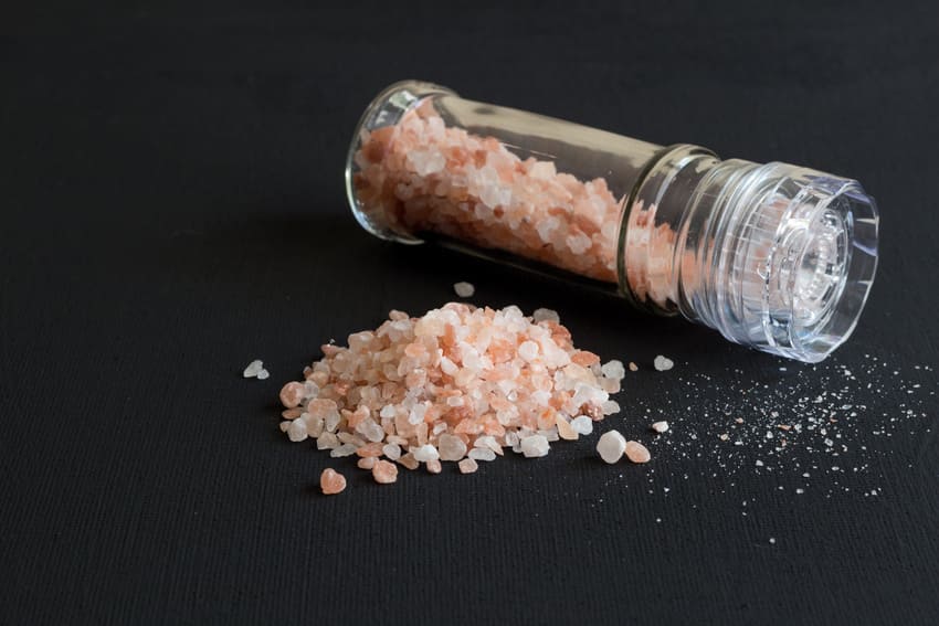 Eine Salzmühle die ein rotes Salz mahlt
