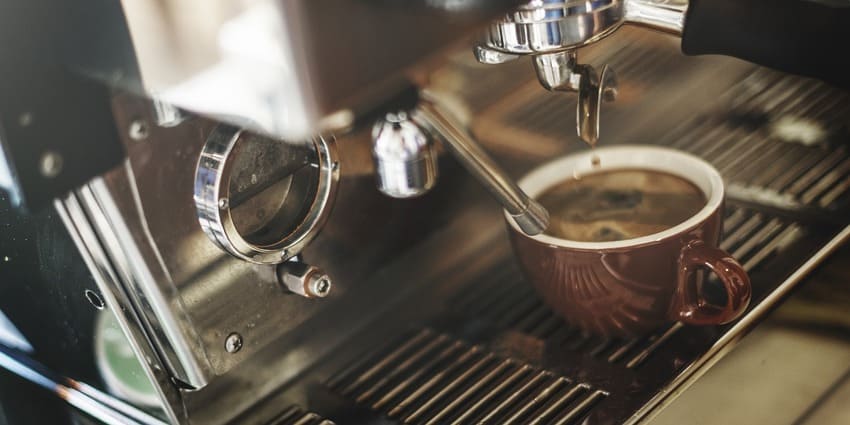 Eine Kombikaffeemaschine die in der Zubereitung ist