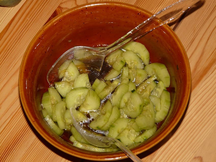 Ein Gurkensalat mit einem elektrischen Gurkenhobel
