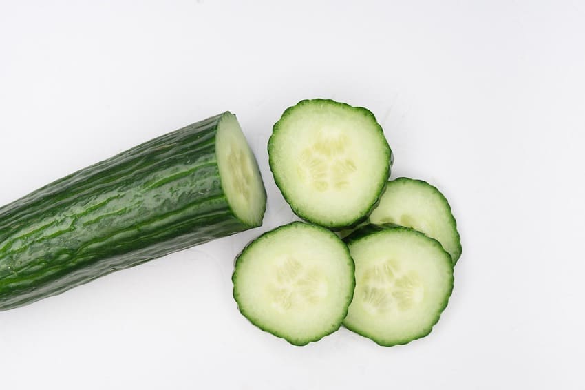 Eine Gurke wurde mit dem Gurkenhobel Testsieger geschnitten