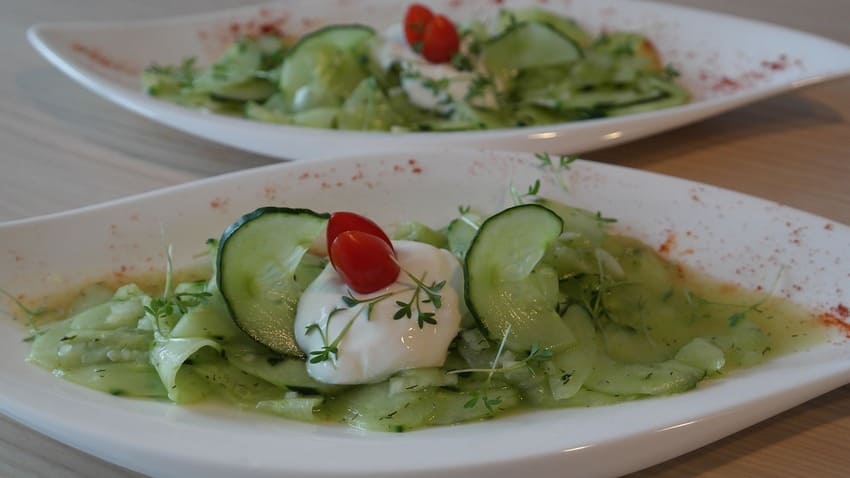 Ein Gurkenhobel von WMF macht einen Gurkensalat