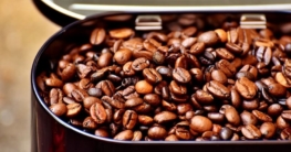 Eine Kaffeedose die Kaffeebohnen lagert