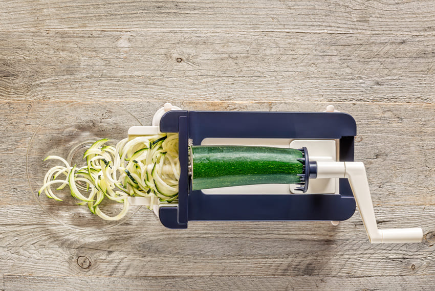 Ein Spiralschneider schneidet eine Zucchini