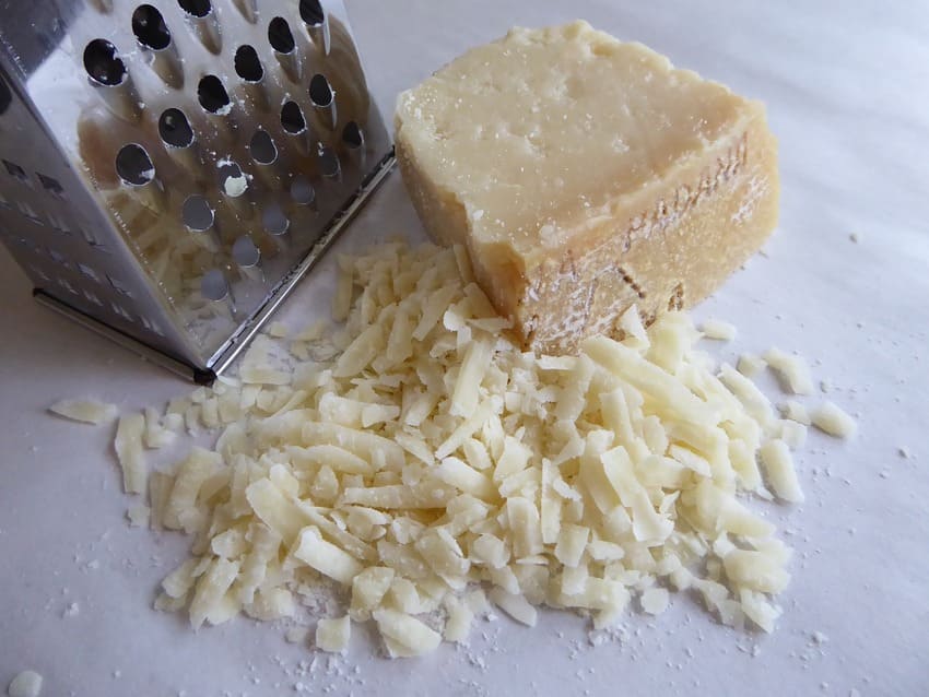 Die WMF Reibe reibt frischen Käse